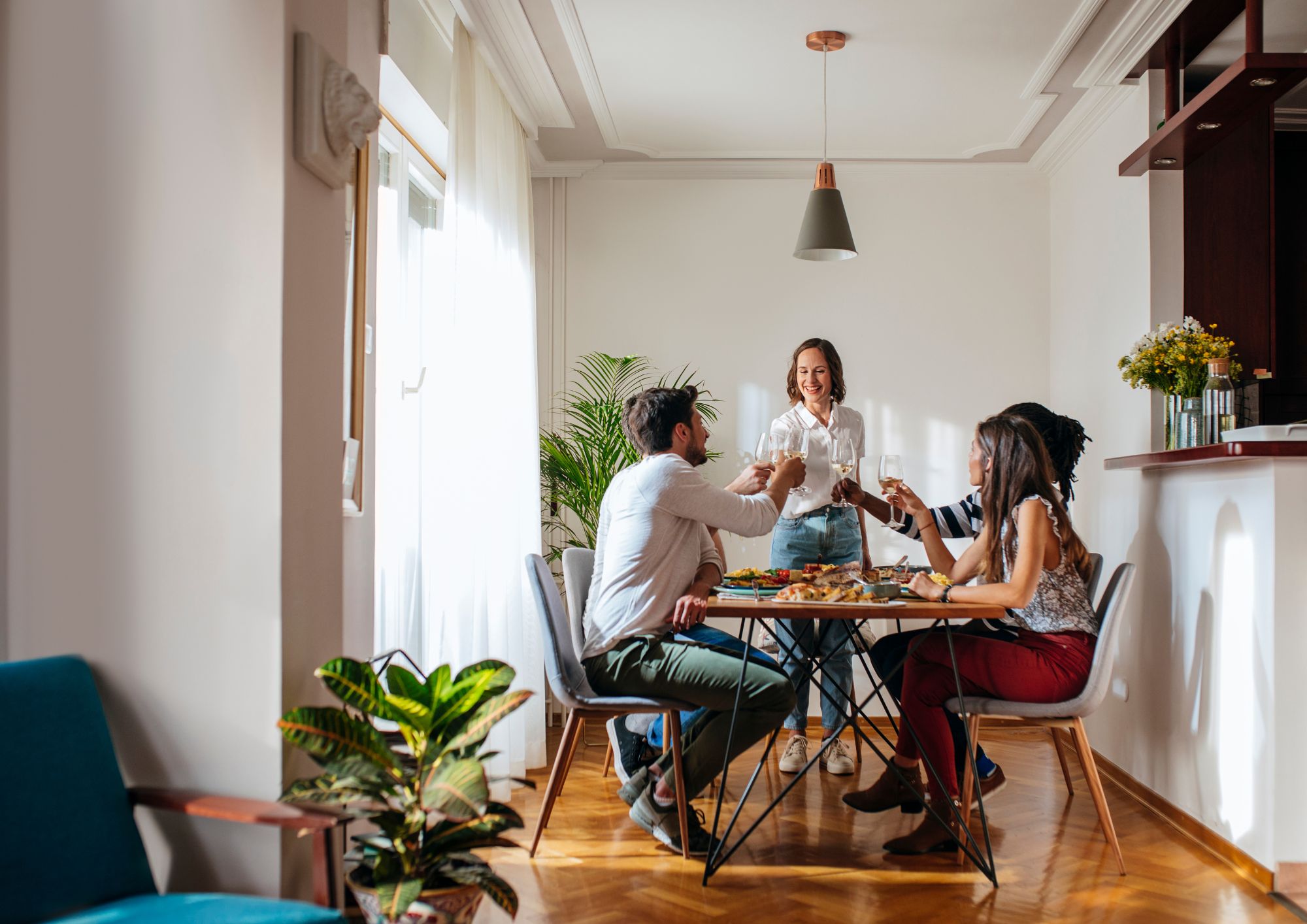 איך לארח חברים בבית